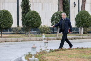 واکنش پزشکیان به سوالات اقتصادی خبرنگاران/ نشست خبری در راه است؟